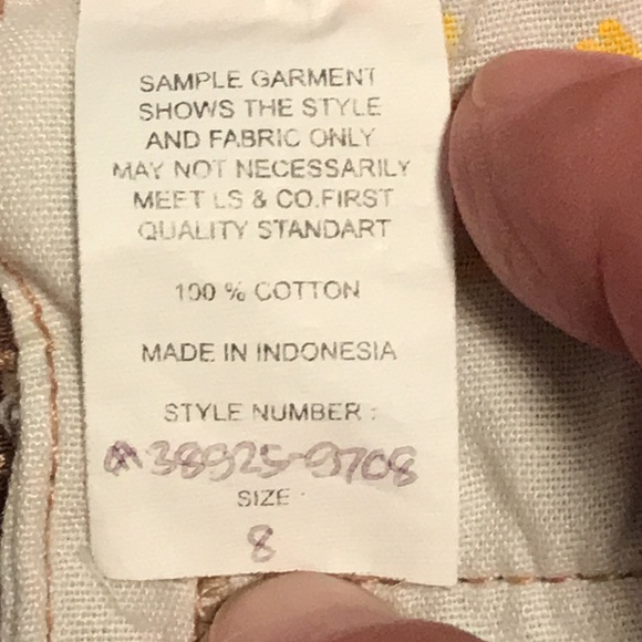 Levi’s brand Women’s Sz 8 Distressed Shorts - Picture 12 of 12